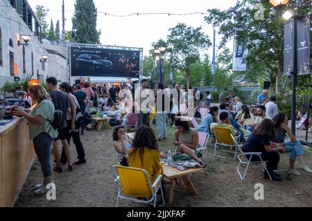 Besucher versammeln sich im Hinterhof der Jerusalem Cinematheque während des Filmfestivals in West Jerusalem Israel Stockfoto