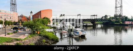 NORWALK, CT, USA - 28. JULI 2022: Panoramablick von der Brücke mit dem Maritime Aquarium und dem Norwalk River in der Innenstadt Stockfoto