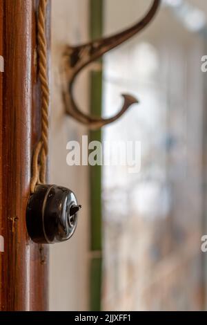 Alte Wandschalter Garderobe, antik, vertikal Stockfoto