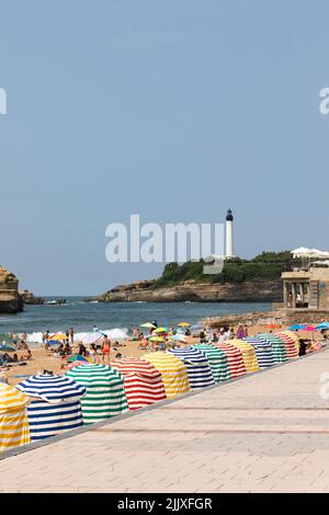 Traditionelle Strandzelte auf der Grande Plage in Biarritz Stockfoto