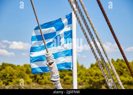 Griechische Flagge auf der Schiffsszene Stockfoto