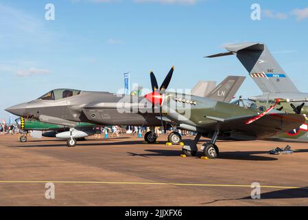 Alte und neue USAF-Jubiläumsausstellung auf der Royal International Air Tattoo Airshow im RAF Fairford, Großbritannien. USAF F-35 Düsenjäger mit USA Spitfire Stockfoto