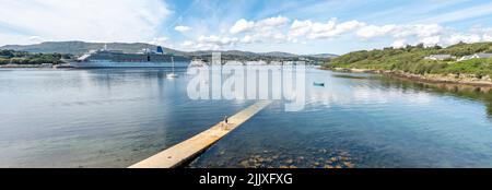 KILLYBEGS, IRLAND - JULI 22 2022: MS Arcadia ist ein Kreuzschiff der P und O Cruises Flotte, das zum ersten Mal Killybegs besucht. Stockfoto