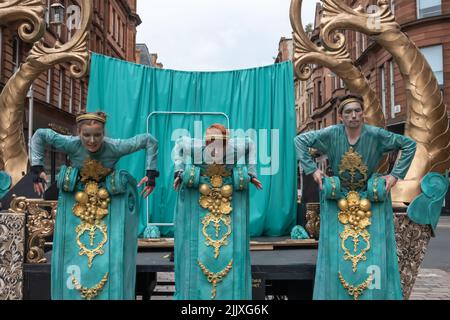 Glasgow, Schottland, Großbritannien. 28.. Juli 2022. Darsteller während der Eröffnungsfeier des Merchant City Festivals. Kredit: Skully/Alamy Live Nachrichten Stockfoto