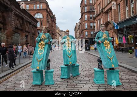 Glasgow, Schottland, Großbritannien. 28.. Juli 2022. Darsteller während der Eröffnungsfeier des Merchant City Festivals. Kredit: Skully/Alamy Live Nachrichten Stockfoto