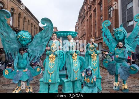 Glasgow, Schottland, Großbritannien. 28.. Juli 2022. Darsteller während der Eröffnungsfeier des Merchant City Festivals. Kredit: Skully/Alamy Live Nachrichten Stockfoto