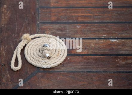 Gewickeltes Seil auf dem Deck eines Schiffes Stockfoto