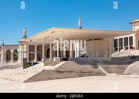 Die Cova de Iria Esplanade und die Stufen vor der Basilika unserer Lieben Frau vom Rosenkranz von Fatima, Wallfahrtskirche, Portugal Stockfoto