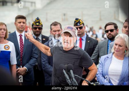 Der Veteranen-Menschenrechtsaktivist Jon Stewart hält während einer Pressekonferenz eine Stellungnahme ab, nachdem am Donnerstag, dem 28. Juli 2022, vor dem US-Kapitol in Washington, DC, eine Abstimmung über das Verfahren im Senat zur Förderung von Gesetzen zur Unterstützung von Millionen von Veteranen, die toxischen Brandgruben ausgesetzt waren, gescheitert war. Die Gesetzgebung, die darauf abzielte, Millionen von Veteranen zu helfen, die giftigen Brandgruben ausgesetzt waren, scheiterte an einem überraschenden Schritt, den der Vorsitzende der Veteranenangelegenheiten des Senats warnte, Veteranen das Leben kosten zu können. Kredit: Rod Lamkey/CNP /MediaPunch Stockfoto