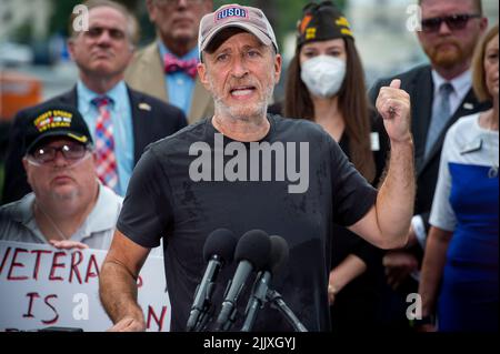 Der Veteranen-Menschenrechtsaktivist Jon Stewart hält während einer Pressekonferenz eine Stellungnahme ab, nachdem am Donnerstag, dem 28. Juli 2022, vor dem US-Kapitol in Washington, DC, eine Abstimmung über das Verfahren im Senat zur Förderung von Gesetzen zur Unterstützung von Millionen von Veteranen, die toxischen Brandgruben ausgesetzt waren, gescheitert war. Die Gesetzgebung, die darauf abzielte, Millionen von Veteranen zu helfen, die giftigen Brandgruben ausgesetzt waren, scheiterte an einem überraschenden Schritt, den der Vorsitzende der Veteranenangelegenheiten des Senats warnte, Veteranen das Leben kosten zu können. Kredit: Rod Lamkey/CNP /MediaPunch Stockfoto