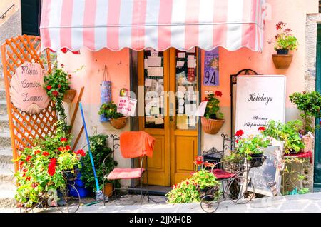 Kleine rustikale Herberge Werbung Zimmer zur Miete in Riomaggiore Dorf, Provinz La Spezia, Ligurien, Norditalien, Teil der Cinque Stockfoto
