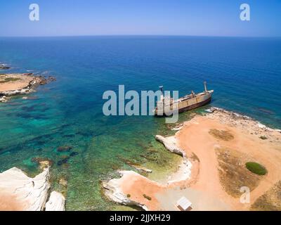 Luftaufnahme des verlassenen Schiffswracks EDRO III in Pegeia, Paphos, Zypern. Das rostige Schiffswrack ist auf den Peyia-Felsen am Kantarkastoi-Meer gestrandet Stockfoto