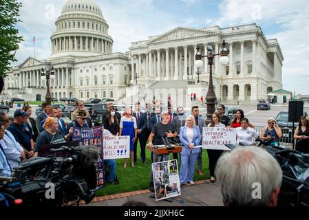 Der Veteranen-Menschenrechtsaktivist Jon Stewart hält während einer Pressekonferenz eine Stellungnahme ab, nachdem am Donnerstag, dem 28. Juli 2022, vor dem US-Kapitol in Washington, DC, eine Abstimmung über das Verfahren im Senat zur Förderung von Gesetzen zur Unterstützung von Millionen von Veteranen, die toxischen Brandgruben ausgesetzt waren, gescheitert war. Die Gesetzgebung, die darauf abzielte, Millionen von Veteranen zu helfen, die giftigen Brandgruben ausgesetzt waren, scheiterte an einem überraschenden Schritt, den der Vorsitzende der Veteranenangelegenheiten des Senats warnte, Veteranen das Leben kosten zu können. Kredit: Rod Lamkey/CNP /MediaPunch Stockfoto