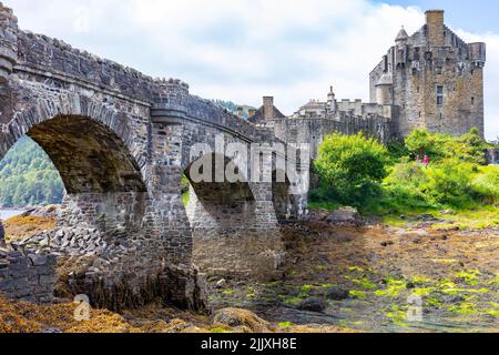 Eilean Donan Schottisches Schloss aus dem 13.. Jahrhundert, Dornie, Haupttouristenattraktion für Schottland, Sommertag mit Sonnenschein, Schottische Highlands, Schottland, Großbritannien Stockfoto