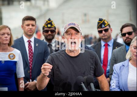 Der Veteranen-Menschenrechtsaktivist Jon Stewart hält während einer Pressekonferenz eine Stellungnahme ab, nachdem am Donnerstag, dem 28. Juli 2022, vor dem US-Kapitol in Washington, DC, eine Abstimmung über das Verfahren im Senat zur Förderung von Gesetzen zur Unterstützung von Millionen von Veteranen, die toxischen Brandgruben ausgesetzt waren, gescheitert war. Die Gesetzgebung, die darauf abzielte, Millionen von Veteranen zu helfen, die giftigen Brandgruben ausgesetzt waren, scheiterte an einem überraschenden Schritt, den der Vorsitzende der Veteranenangelegenheiten des Senats warnte, Veteranen das Leben kosten zu können. Foto von Rod Lampey / CNP/ABACAPRESS.COM Stockfoto