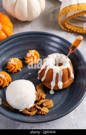 Herbstdessert mit Gewürzkuchen, Eis und Kürbismousse Stockfoto