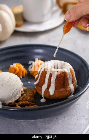 Herbstdessert mit Gewürzkuchen, Eis und Kürbismousse Stockfoto