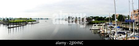 NORWALK, CT, USA - 28. JULI 2022: Panoramablick von der Brücke in der Innenstadt mit Norwalk-Flusslandschaft Stockfoto