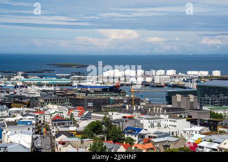 Reykjavik, Island - 1. Juli 2022 Landschaftsansicht des alten Hafens von Reykjavik, einem ehemaligen Industriehafen, der kürzlich zu einem der lebhaftesten Städte der Stadt umgebaut wurde Stockfoto