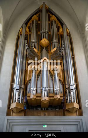 Reykjavik, Island - 1. Juli 2022 Vertikale Innenansicht der großen Pfeifenorgel der ikonischen Kirche von Hallgrímskirkja, gebaut vom deutschen Orgelbauer Jo Stockfoto