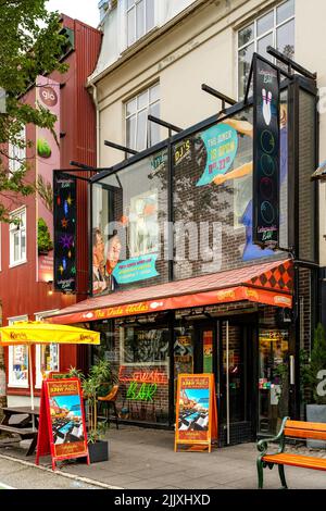 Reykjavík, Island - 5. Juli 2022 Ein Blick auf die berühmte Lebowski Bar auf Laugavegur in der Innenstadt von Reykjavík. Ein unterhaltsames Restaurant mit Filmmotiven, das auf 1998 Come basiert Stockfoto