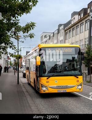 Reykjavík, Island - 5. Juli 2022 Ein Blick auf Strætó. Die leuchtend gelben Busse sind Teil des öffentlichen Verkehrsunternehmens, das Stadtbusse in der I betreibt Stockfoto