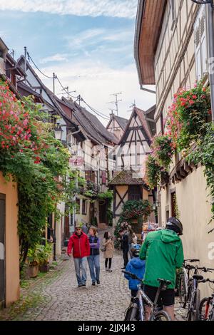 Touristen besichtigen die historische Stadt des französischen Elsass. Stockfoto