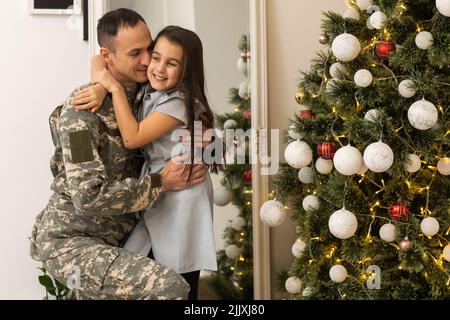 Militärmann und seine Tochter zu weihnachten Stockfoto