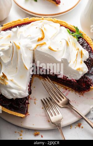 Brombeerkuchen mit geröstetem Baiser, Dessert-Idee gekrönt Stockfoto