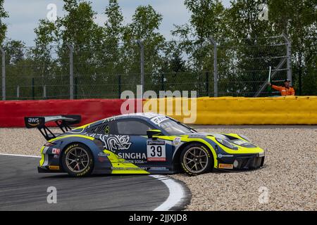 39 Singha Racing Team TP 12, Porsche 911 GT3-R von Piti BHIROMBHAKDI, Christophe HAMON, Tanart SATHIENTHIRAKUL, Earl BAMBER, auf der Actionstrecke, Piste, Crash, Unfall, während der TotalEnergies 24 Stunden von Spa 2022, 7. Runde der Fanatec GT World Challenge Europe 2022 Powered by AWS, vom 27. Bis 31. Juli 2021 auf dem Circuit de Spa-Francorchamps, in Stavelot, Belgien - Foto Paul Vaicle/DPPI Credit: DPPI Media/Alamy Live News Stockfoto