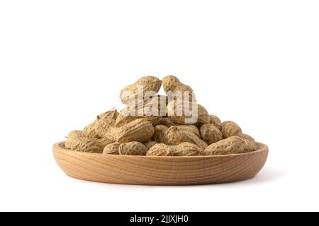 Ungeschälte Erdnüsse in einem Tablett, auch als Erdnuss, Gänseleber, pindar oder Affenmutter bekannt, isoliert auf weißem Hintergrund Stockfoto