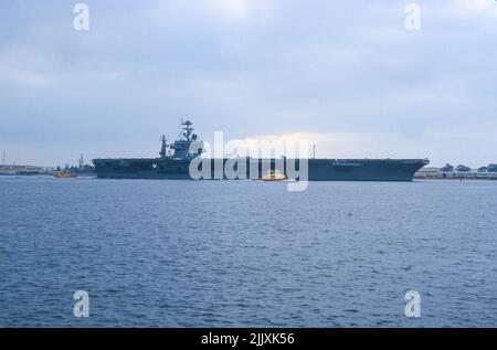 Die USS John C. Stennis CVN-74 verlässt NAS North Island, Coronado, Kalifornien, um auf das offene Meer zu gelangen Stockfoto