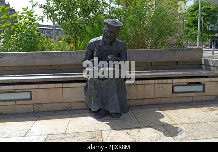 Bronzeskulptur in Lebensgröße - William Tyndale von Lawrence Holofcener, Millennium Square, Bristol. Tyndales Übersetzung des Neuen Testaments Stockfoto