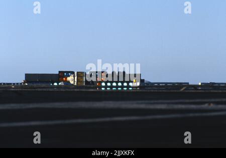 Optische Landescheinwerfer an Bord eines Flugzeugträgers der US Navy Stockfoto