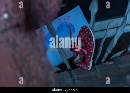 Kinderschuhe und die Flagge der Ukraine, der krieg in der Ukraine. Stockfoto