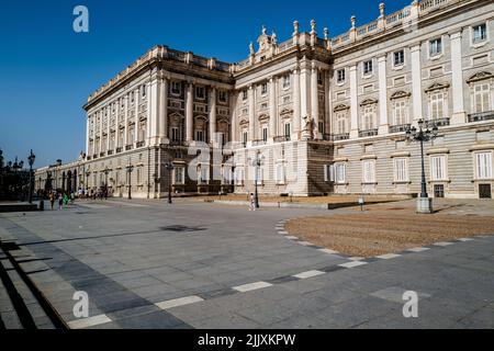 Madrid, Spanien -- 18. Juni 2022. Im Hintergrund befindet sich eine Weitwinkelaufnahme, die mit einem teilweisen Seitenwinkel aufgenommen wurde. Stockfoto