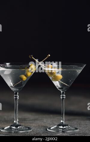 Zwei martini-Gläser mit Oliven auf Cocktailpicks Stockfoto