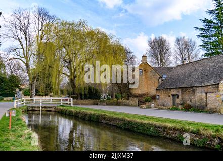 River Eye und The Slaughter's Country Inn, Lower Slaughter, Cotswold, Gloucestershire, England. Stockfoto