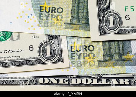 US-Dollar-Scheine und Euro-Banknote. Devisenkreis, Wert und Wirtschaftskonzept. Stockfoto