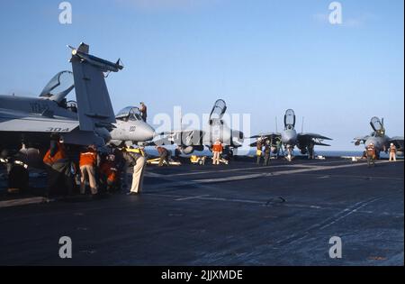 F-14 und F/A-18 auf dem Flugdeck warten auf den Flugbetrieb Stockfoto