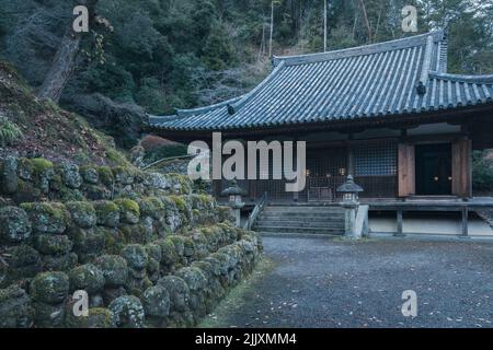 Kyoto, Japan - 12.09.2017: Abend in der Nähe des historischen buddhistischen Tempels. Hunderte von Steinstatuen im Garten. Buddhistischer Schrein in Otagi Nenbutsu-ji, Kyoto Stockfoto