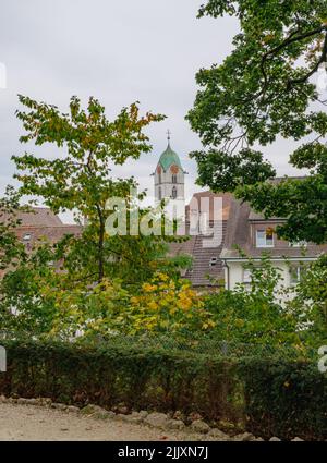 Blick auf die historischen Altbauten und die Kirche von Rheinfelden, Schweiz Stockfoto