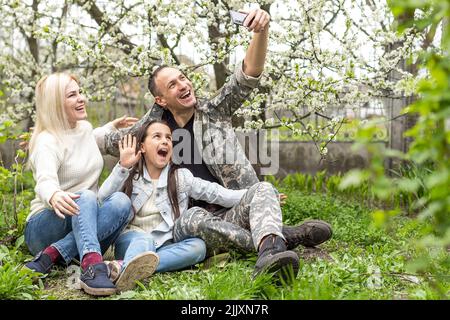 Soldat wieder mit seiner Familie im Park vereint. Stockfoto