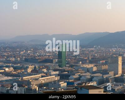 Zürich, Schweiz - März 26. 2022: Panoramablick über die Stadt mit dem berühmten Prime Tower. Stockfoto