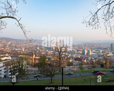 Zürich, Schweiz - März 26. 2022: Panoramablick über die Stadt vom berühmten Aussichtspunkt Waid. Stockfoto