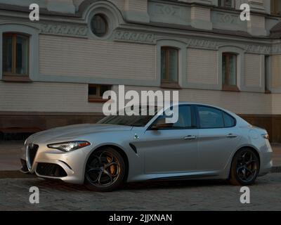 Kiew, Ukraine - 10. 2021. April: ALFA ROMEO Giulia Quadrifoglio in silberner Metallic-Farbe in der Nähe der Nationaloper der Ukraine geparkt Stockfoto