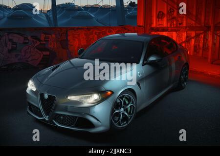 Kiew, Ukraine - 10. 2021. April: ALFA ROMEO Giulia Quadrifoglio in silberner Metallic-Farbe in der Nähe des Olimpiyskiy National Sports Complex geparkt Stockfoto