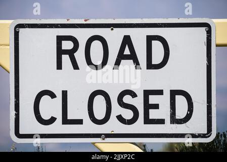 Weiße und schwarze Straße geschlossen Schild auf einem Metalltor Stockfoto