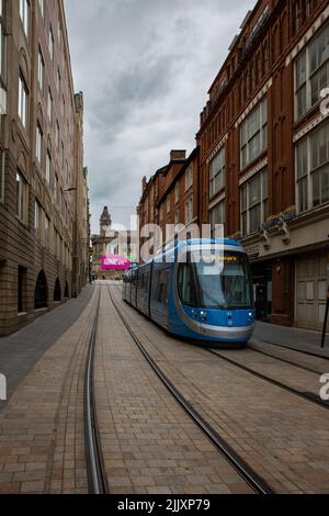Eine U-Bahn-Straßenbahn der West Midlands, die während der Commonwealth Games 2022 am Victoria Square im Stadtzentrum von Birmingham entlang fährt Stockfoto