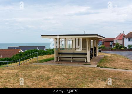 Herne Bay, Kent, Großbritannien: Der trockenste Juli seit 1911 bringt nach Angaben des Met Office verwelktes und vergilbtes Gras in ganz England und wird hier gesehen. Stockfoto